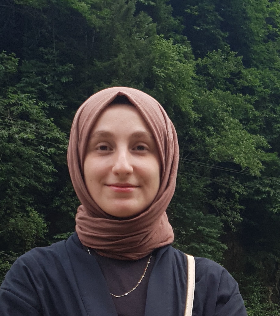 A person wearing a head scarf

Description automatically generated